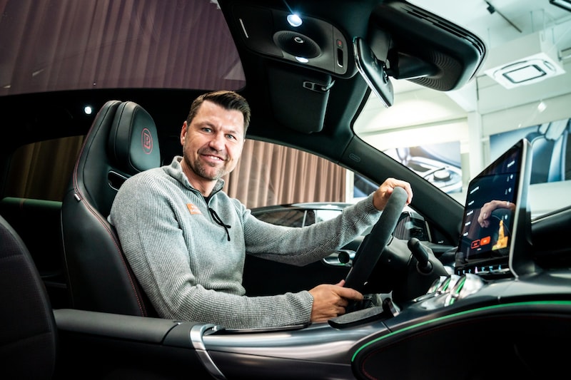 Markus Katzer ist zufrieden mit einem neuen E-Auto. (Bild: SK Rapid | Widner)