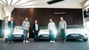 (v.l.n.r.): Mario Matousch (Verkäufer Smart, MERBAG), Markus Katzer (GF Sport, SK Rapid), Sarah Lamboj (CEO, smart Austria), Steffen Hofmann (GF, SK Rapid) und Marcus Knipping (GF Wirtschaft, SK Rapid GmbH) bei der offiziellen Autoübergabe (Bild: SK Rapid | Widner)