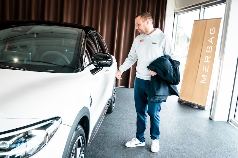 Rapid Steffen Hofmann mit seinem neuen E-Auto (Bild: SK Rapid | Widner)