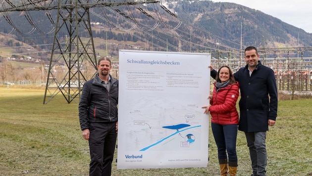 A basin for the new power plant is being built here: Thomas Etzer, Tanja Janisch-Breuer and Christian Rieder from Verbund (Bild: Roland Hoelzl)