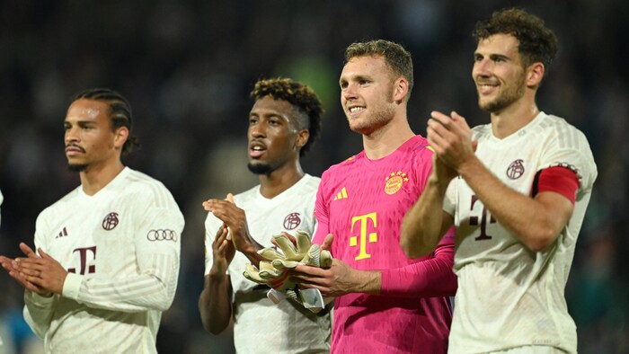Daniel Peretz (2. von rechts) wird bis Ende 2024 im Tor der Bayern stehen.
