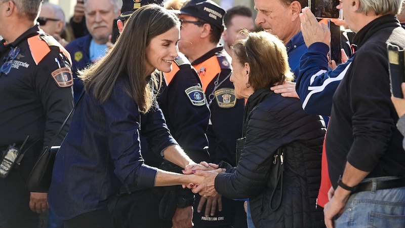 Letizia im Katastrophengebiet. Sie und ihr Gatte Felipe waren kurz nach den Unwettern von der aufgebrachten Menge mit Schlamm und Steinen beworfen worden. (Bild: AFP )