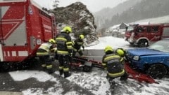 Auf der schneeglatten Fahrbahn kam es bei Neuberg zu dem Unfall, an dem eine Frau und ein Kind beteiligt waren. (Bild: BFVMZ/FF Neuberg)