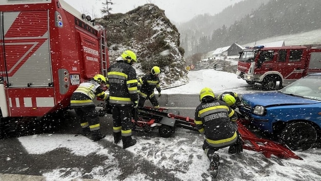 An accident involving a woman and a child occurred on the slippery road near Neuberg. (Bild: BFVMZ/FF Neuberg)