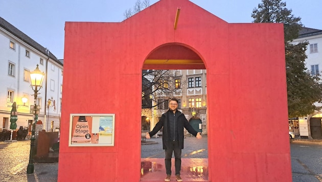 Roland Pachner from the "Wir Altstadt" association at the pavilion where the New Year is to be celebrated. (Bild: zVg)