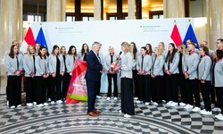 Vizekanzler Werner Kogler mit Österreichs Handball-Frauen
