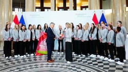 Vizekanzler Werner Kogler mit Österreichs Handball-Frauen (Bild: APA/EVA MANHART)