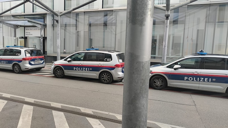 Nobody was allowed to enter or leave the building without the permission of the emergency services. (Bild: Kronen Zeitung)