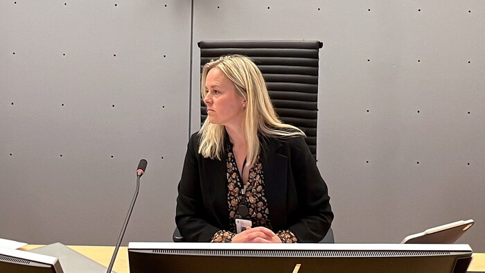 Amtsrichterin Anne-Lene Åvangen Hødnebø hat Marius ein Brief- und Besuchsverbot auferlegt.