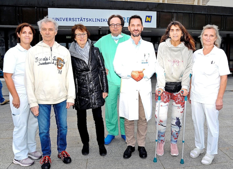 Dr. Dietmar Dammerer (3. v. re.) mit seinem Team und Patienten. (Bild: Crepaz Franz/Franz Crepaz)