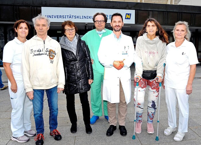 Dr. Dietmar Dammerer (3rd from right) with his team and patients.