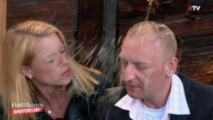 „Specki“ wird von Paloma mit ihrem Sekt übergossen.