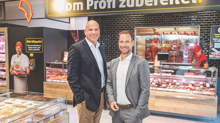Die Penny-Geschäftsführer Kai Pataky (rechts) und Mike Podobrin freuen sich über den ...