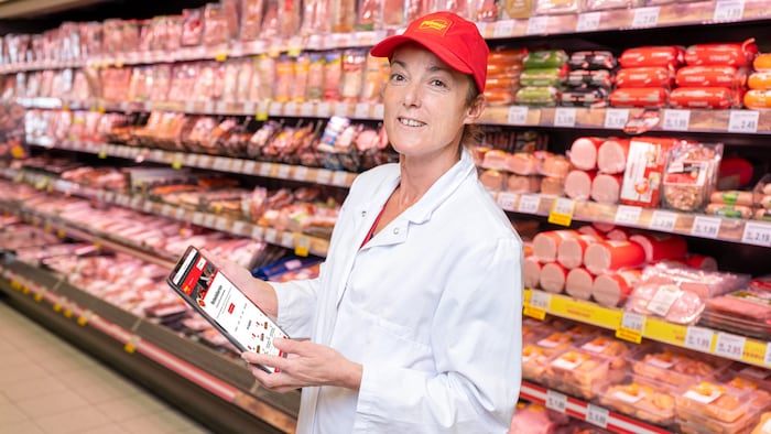 Die Penny Fleischhauerin sorgt für individuelle Fleischwünsche.