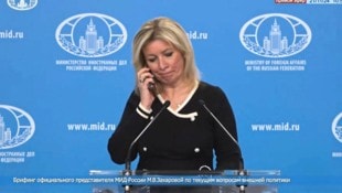 Mitten in der Live-Übertragung einer Pressekonferenz erhielt Sacharowa die Anordnung. (Bild: APA/AFP/RUSSIAN FOREIGN MINISTRY)