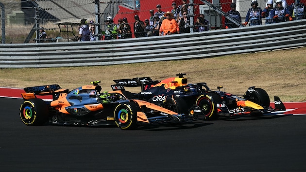 Lando Norris (links) hat Max Verstappen in dieser Saison unter Druck gesetzt. Doch ein Coup des Weltmeisters machte wohl alles klar. (Bild: AFP/APA/ANGELA WEISS)