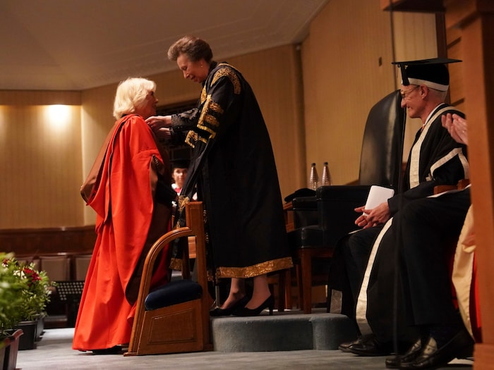 Uni-Kanzlerin Prinzessin Anne legte der Frau ihres Bruders die Doktor-Schärpe um.