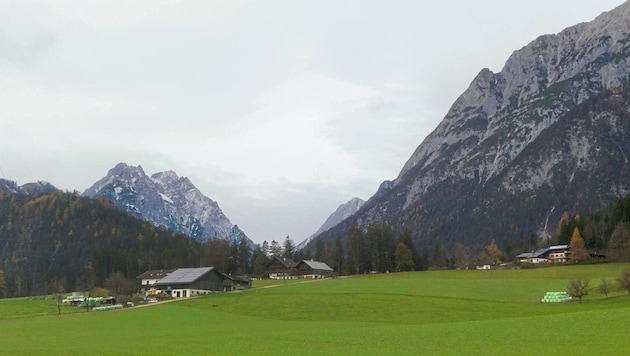 We start at the "Karwendelrast" (at the back in the middle). Behind it, the mysterious Vomper Loch runs deep into the Karwendel. (Bild: Peter Freiberger)