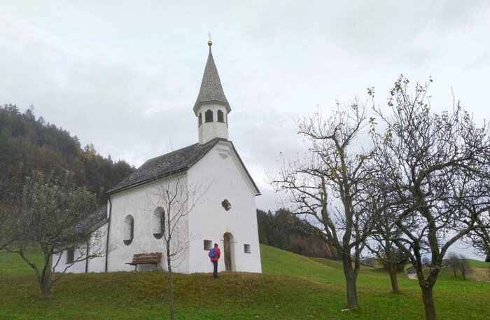 The picturesque little church in the meadows just below our route is a real eye-catcher.