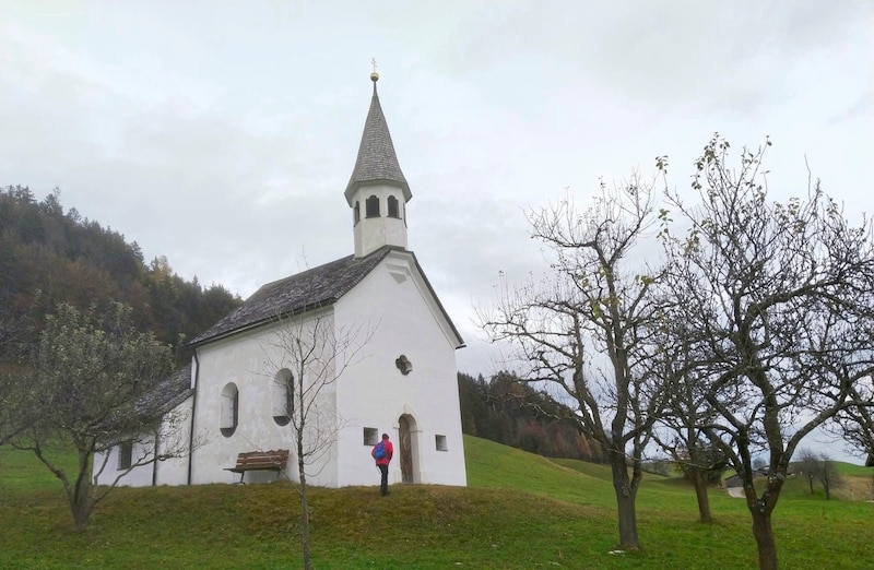 The picturesque little church in the meadows just below our route is a real eye-catcher. (Bild: Peter Freiberger)