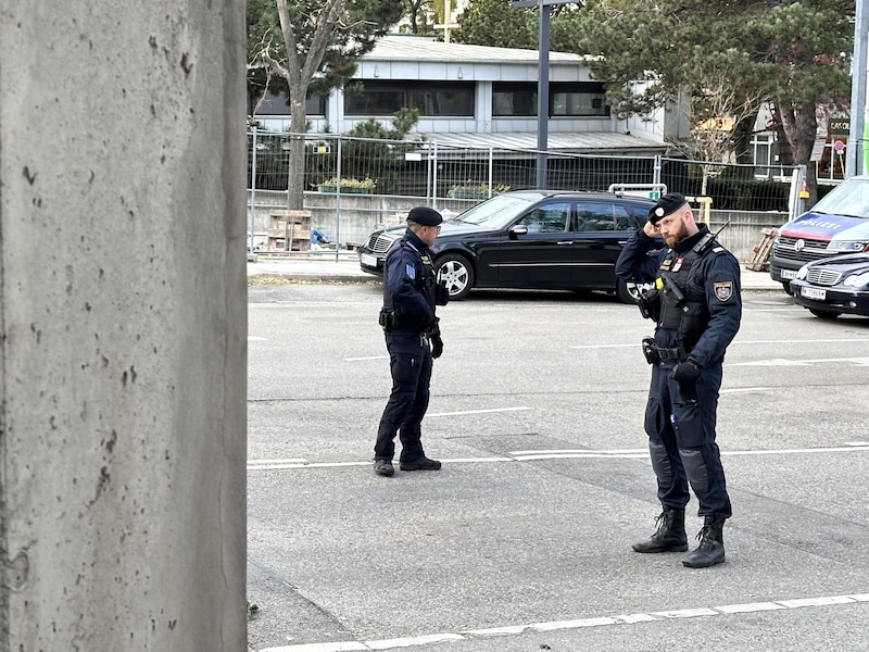 Die Polizei ist derzeit mit einem Großaufgebot bei der Klinik Favoriten. (Bild: krone.tv)