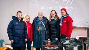 Rapid-Sportdirektor Steffen Hofmann, Lea Laubenthal (Caritas), Clemens Braun, Elisabeth Overbeeke (Rapid) und Caritas-Direktor Klaus Schwertner (v. li.). (Bild: SK Rapid | Widner)