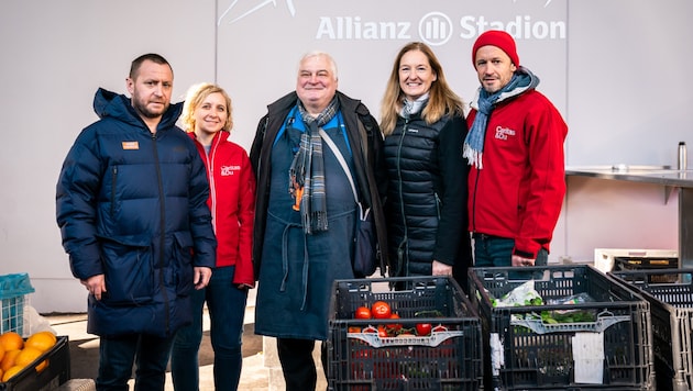 Rapid-Sportdirektor Steffen Hofmann, Lea Laubenthal (Caritas), Clemens Braun, Elisabeth Overbeeke (Rapid) und Caritas-Direktor Klaus Schwertner (v. li.). (Bild: SK Rapid | Widner)