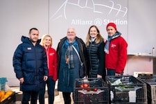 Rapid-Sportdirektor Steffen Hofmann, Lea Laubenthal (Caritas), Clemens Braun, Elisabeth Overbeeke (Rapid) und Caritas-Direktor Klaus Schwertner (v. li.). (Bild: SK Rapid | Widner)