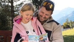 Autor und Papa Markus liest Tochter Ella aus „ihrem“ Buch vor. (Bild: prefact – Markus Rainer)