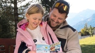 Autor und Papa Markus liest Tochter Ella aus „ihrem“ Buch vor. (Bild: prefact – Markus Rainer)