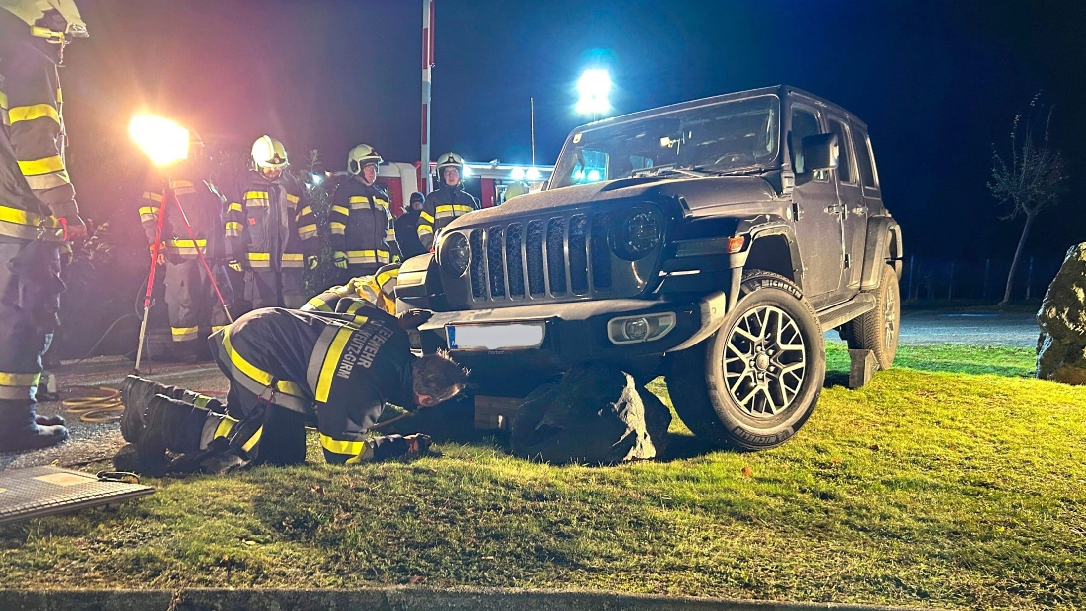 Jeep der Polizei blieb auf Steinblöcken hängen. (Bild: FF Deutschkreutz)