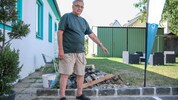 Hier war einst die Zufahrt zur grünen Garage (hinten) von Josef H., jetzt sind dort Randsteine.