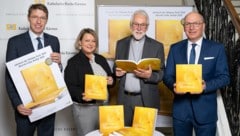 Präsentierten das Jahrbuch der Diözese: Sponsorenvertreter RLB-Vorstand Messner, Martina Wuzella-Sprachowitz, Bischof Josef Marketz, Matthias Kapeller. (Bild: Diözesanpressestelle Assam KAERNTENPHOTO)