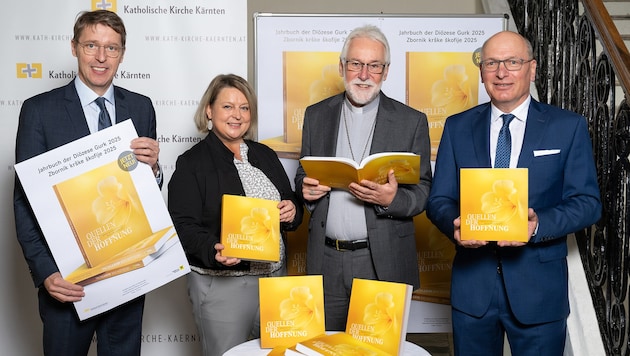 Präsentierten das Jahrbuch der Diözese: Sponsorenvertreter RLB-Vorstand Messner, Martina Wuzella-Sprachowitz, Bischof Josef Marketz, Matthias Kapeller. (Bild: Diözesanpressestelle Assam KAERNTENPHOTO)