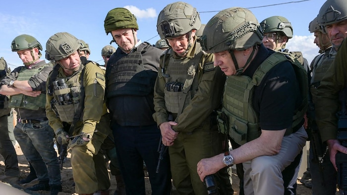 Israels Ministerpräsident Benjamin Netanyahu (rechts) bei einem Rundgang im Gazastreifen