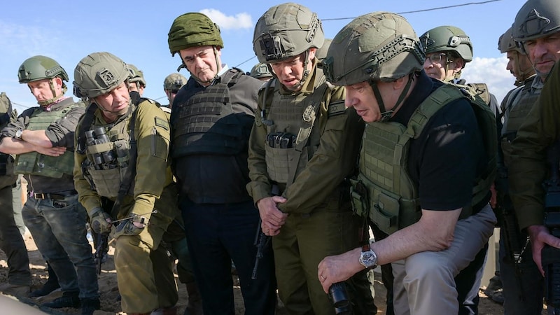 Israels Ministerpräsident Benjamin Netanyahu (rechts) bei einem Rundgang im Gazastreifen (Bild: AFP/APA/GPO)