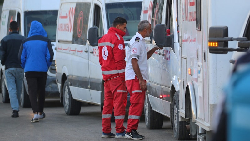 Rettungskräfte (Bild: AFP/Eyad Baba)