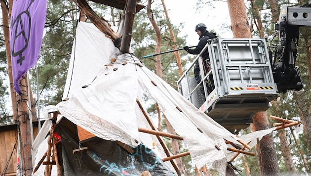 The protest camp against the electric vehicle manufacturer Tesla in Grünheide was finally dissolved after around nine months, (Bild: APA/dpa/Sebastian Gollnow)