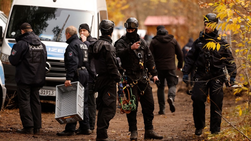 Laut der Polizei haben die Protestierenden gegen Auflagen verstoßen. (Bild: AFP/Odd Andersen)