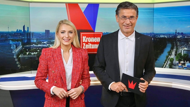 Jana Pasching and Gerhard Koller report comprehensively on the Styrian election from the krone.tv TV studio in Vienna. (Bild: Jöchl Martin/Martin Jöchl)