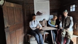 Dieser Tisch im Bodnerhaus im Freilichtmuseum in Maria Saal steht in der Labn, im Vorraum, gleich bei der Haustür hinein – also nicht an der gemütlichsten Stelle. Hier saßen vermutlich auch die Einleger. (Bild: Christina Natascha Kogler)