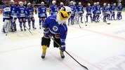 Damals noch im vollen Kostüm, jetzt fehlt das VSV-Maskottchen „Villi“ in der Stadthalle.