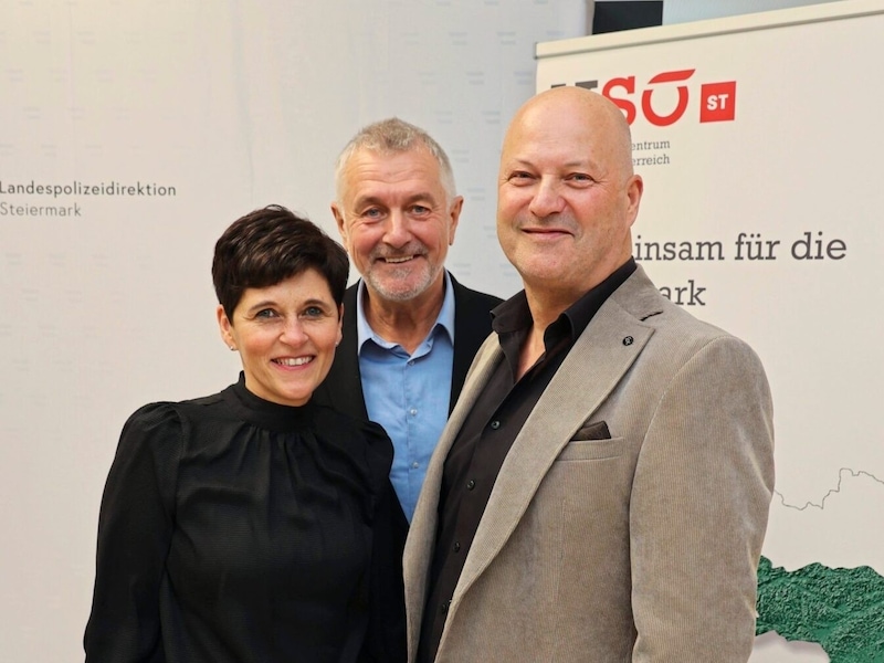 Sieglinde und Wolfgang Wetzelberger gaben mit Nachbar Peter Berghofer (rechts) wertvolle Hinweise, die zur Ergreifung Einbrecherbande führten. (Bild: Jauschowetz Christian/Christian Jauschowetz)