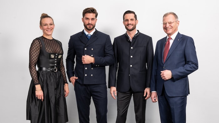 Landeshauptmann Thomas Stelzer mit Designerin Konstanze Marko und den Modells in den beiden ...