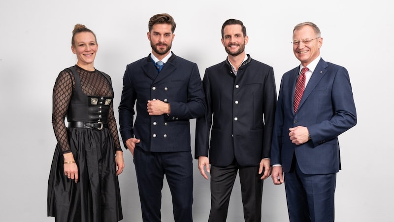 Landeshauptmann Thomas Stelzer mit Designerin Konstanze Marko und den Modells in den beiden Varianten des NEUEN Oberösterreicher-Anzugs. (Bild: Land OÖ)