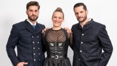 Designerin Konstanze Marko mit Models im „Landesanzug“ (Bild: OÖLKG, Andreas Röbl)