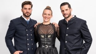 Designerin Konstanze Marko mit Models im „Landesanzug“ (Bild: OÖLKG, Andreas Röbl)