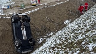 Der demolierte Wagen im Graben bei Münzbach. Die Mutter war darin gefangen, der Sohn konnte sich selbst befreien (Bild: FF Münzbach)