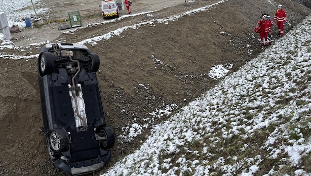 The demolished car in the ditch near Münzbach. The mother was trapped inside, the son was able to free himself (Bild: FF Münzbach)