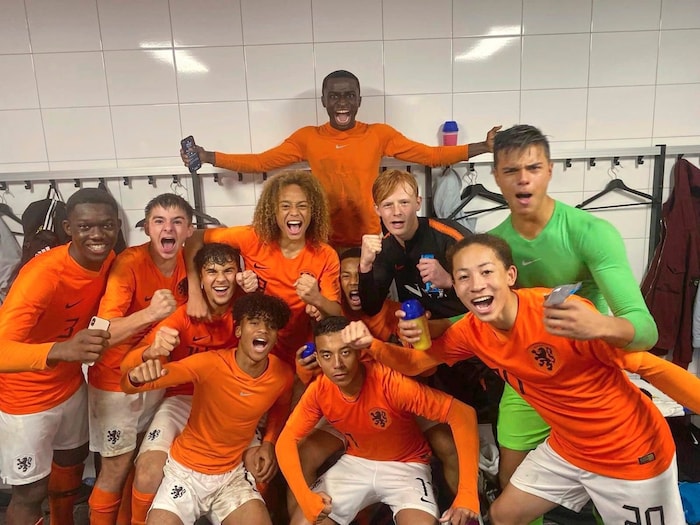 Owusu (li.) lief mit Xavi Simons (Mitte/lockiges Haar) und Bonnah (hinten) für Hollands U17-Team ...